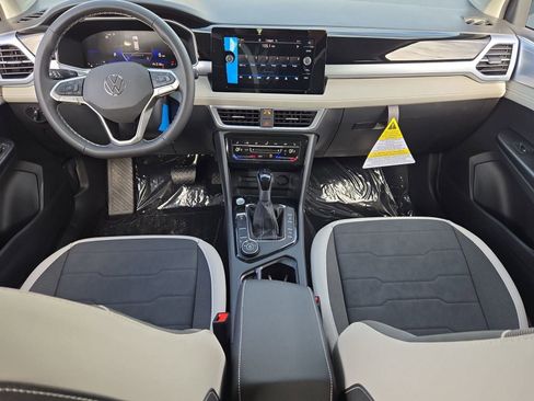 New 2026 Volkswagen Taos SE image 13