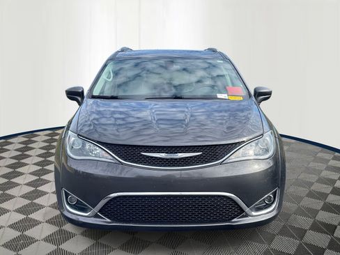 Used 2017 Chrysler Pacifica Touring-L Plus image 2