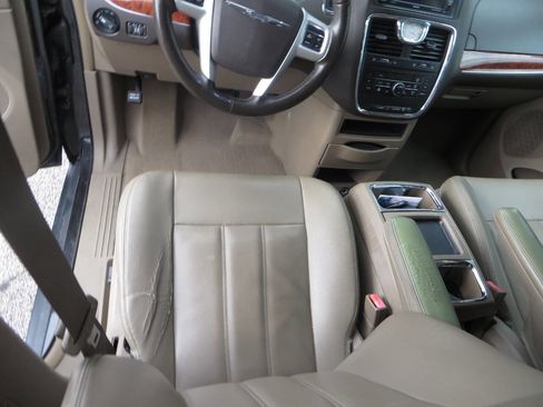 Used 2015 Chrysler Town & Country Touring w/ Driver Convenience Group image 31