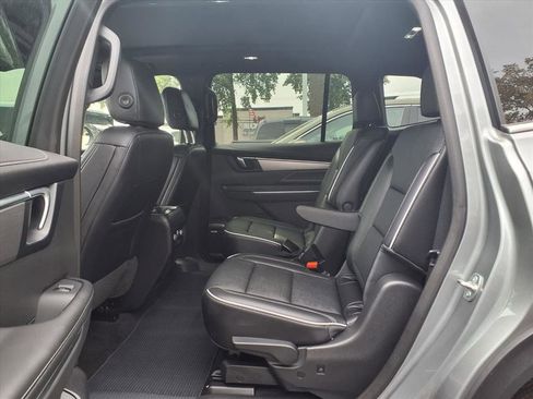 Used 2025 Buick Enclave Preferred w/ Power Package image 18