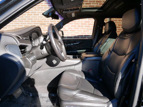 Used 2020 Cadillac Escalade Platinum image 6