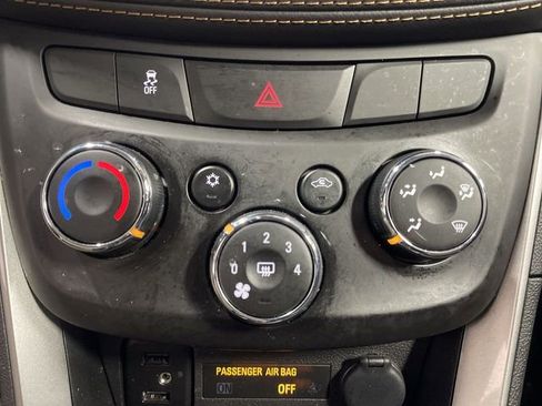 Used 2020 Chevrolet Trax LT w/ LT Convenience Package image 19