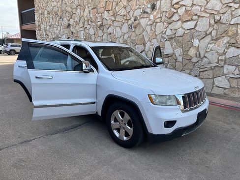 Used 2013 Jeep Grand Cherokee Overland w/ Advance Technology Group AWD/4WD image 6