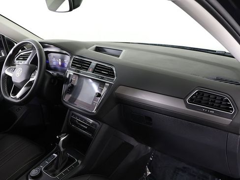 Certified 2024 Volkswagen Tiguan SE w/ Panoramic Sunroof Package AWD/4WD image 29