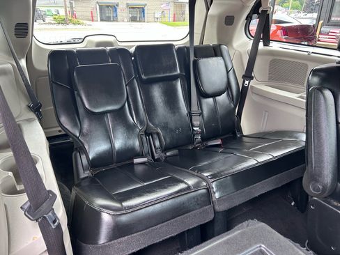 Used 2016 Chrysler Town & Country Limited Platinum FWD image 15