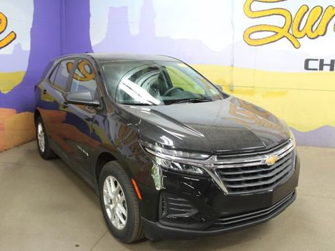 Used 2023 Chevrolet Equinox LS w/ LS Convenience Package AWD/4WD image 2