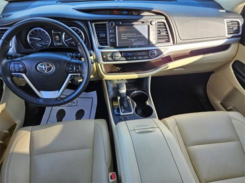 Used 2019 Toyota Highlander XLE image 10