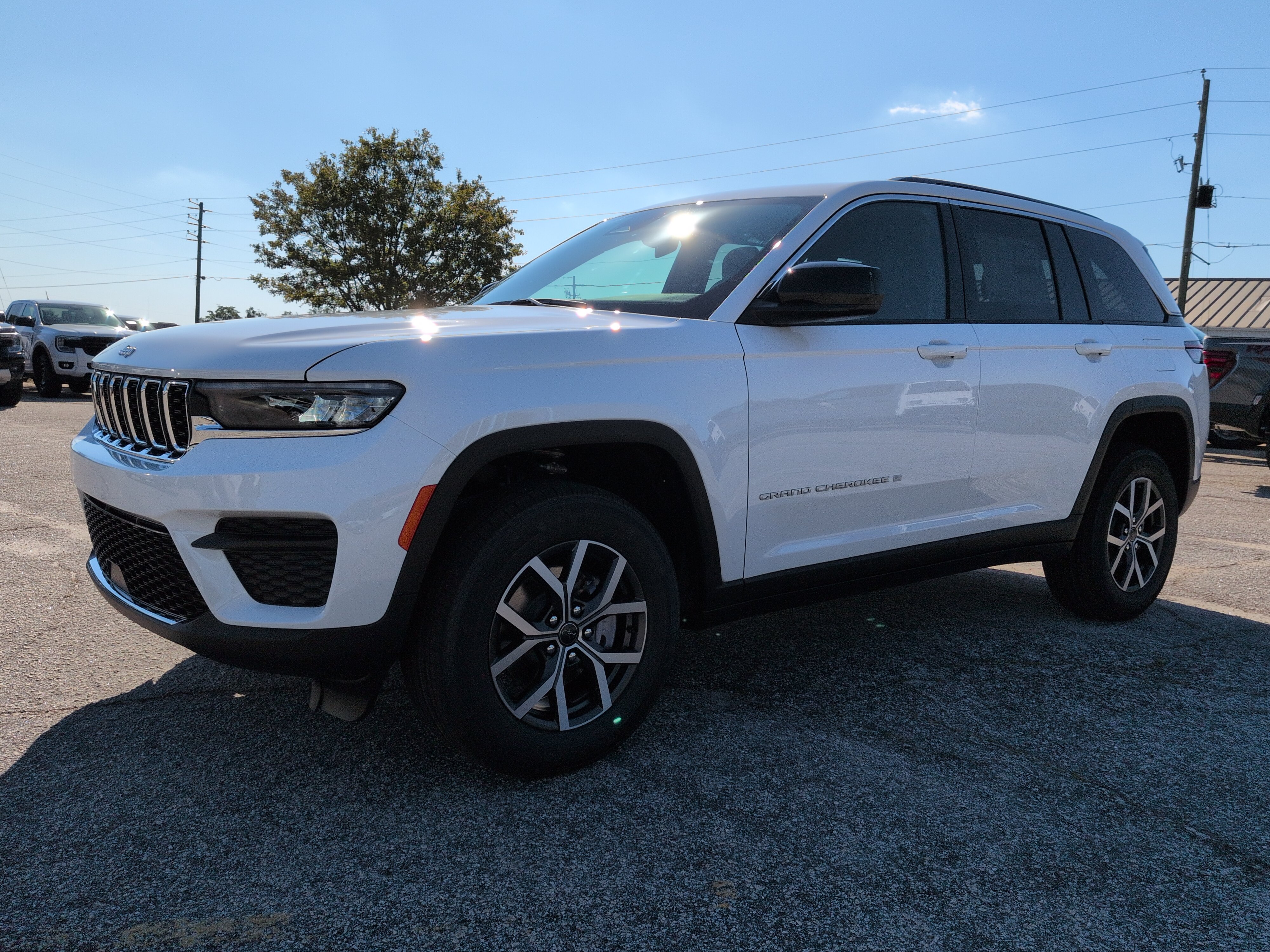 New 2027 Jeep Grand Cherokee Laredo RWD image 6