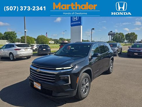 Used 2025 Chevrolet Traverse LT image 1