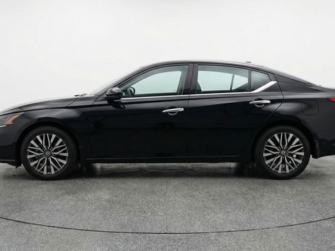 Used 2025 Nissan Altima 2.5 SV FWD image 5