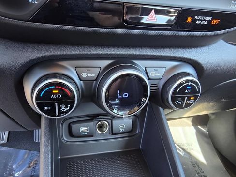 Used 2025 Hyundai Venue SEL FWD image 17