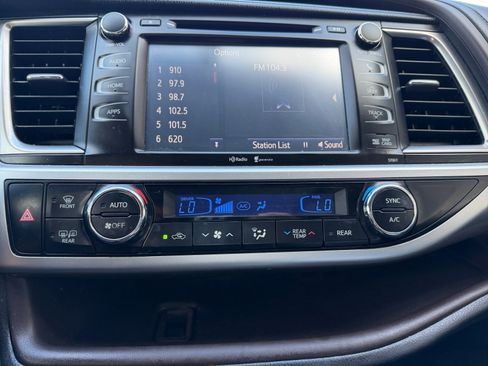 Used 2015 Toyota Highlander XLE image 11