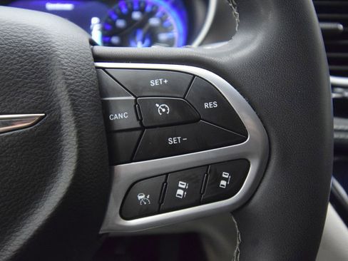 Used 2023 Chrysler Pacifica Touring-L AWD/4WD image 35