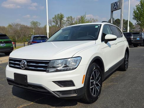 Used 2021 Volkswagen Tiguan SE w/ Panoramic Sunroof Package image 9