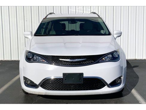 Used 2020 Chrysler Pacifica Touring-L image 3