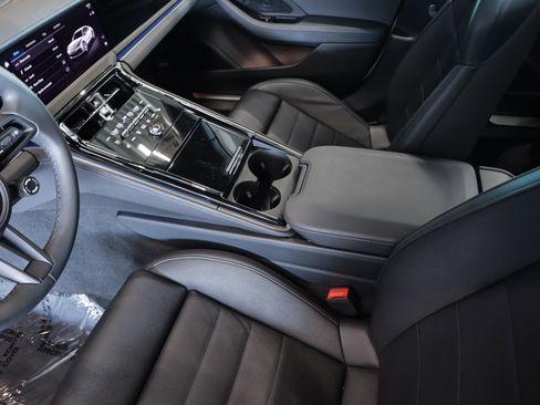 Used 2025 Porsche Panamera image 18