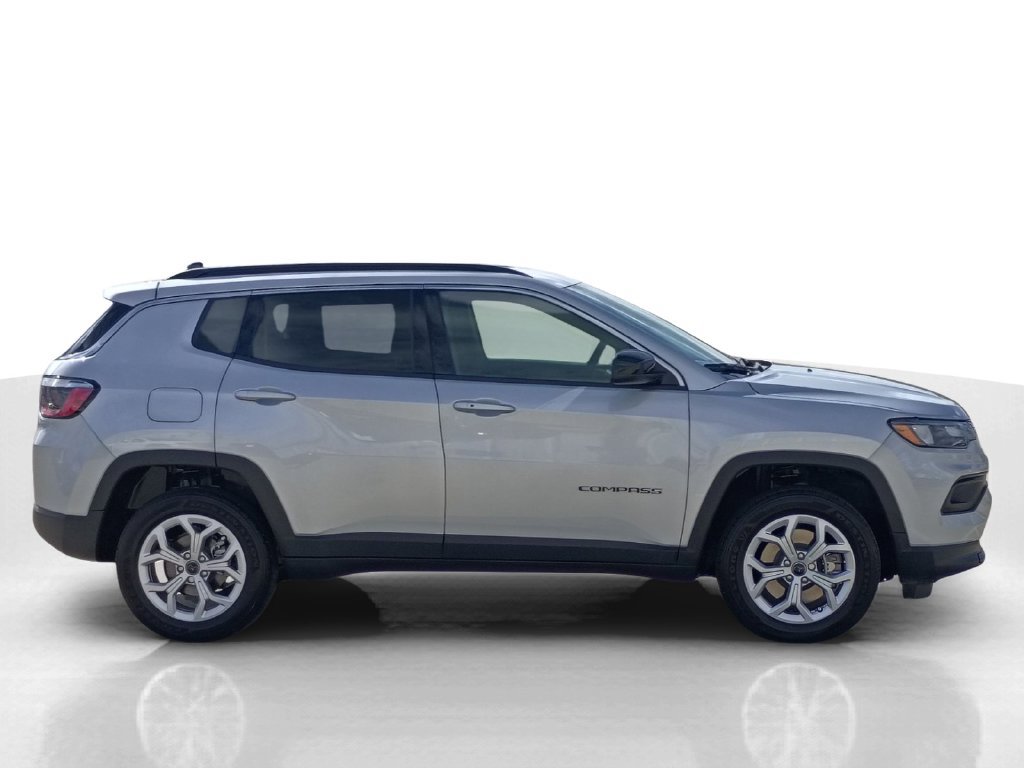 Used 2025 Jeep Compass Latitude AWD/4WD image 4