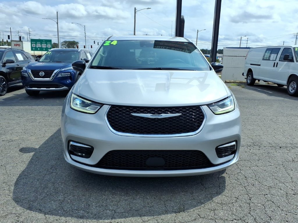 Used 2024 Chrysler Pacifica Touring-L FWD image 2