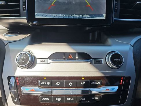 Used 2022 Ford Explorer XLT w/ Equipment Group 202A image 28