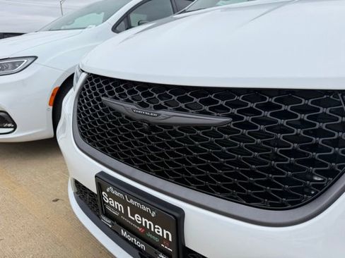 New 2026 Chrysler Pacifica Select image 3