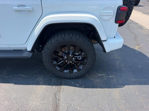 Used 2021 Jeep Wrangler Unlimited Sahara AWD/4WD image 6