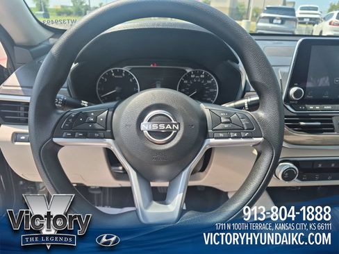 Used 2025 Nissan Altima 2.5 SV FWD image 19