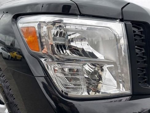 Used 2019 Nissan Titan S image 9