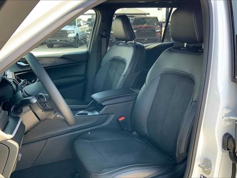 New 2025 Jeep Grand Cherokee L Altitude image 10