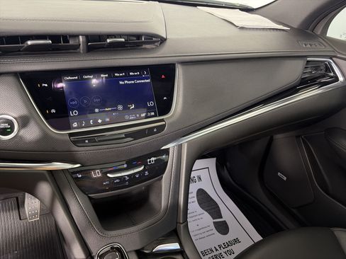 Certified 2025 Cadillac XT6 Luxury AWD/4WD image 4