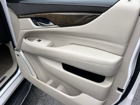 Used 2020 Cadillac Escalade Luxury AWD/4WD image 15