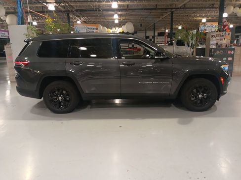 Used 2022 Jeep Grand Cherokee L Limited AWD/4WD image 11