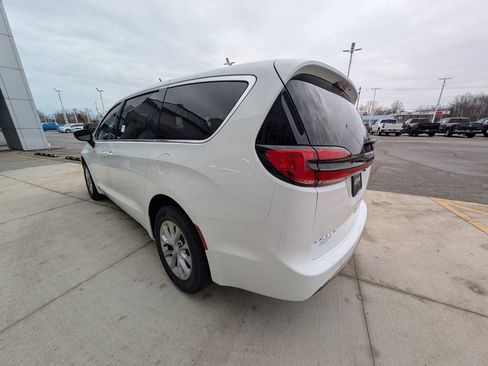 New 2026 Chrysler Pacifica Select image 6