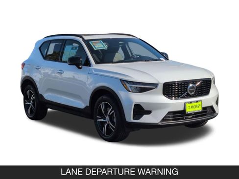 Used 2024 Volvo XC40 B5 Core image 2