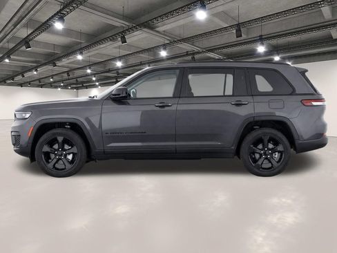 Used 2023 Jeep Grand Cherokee L Laredo RWD image 6