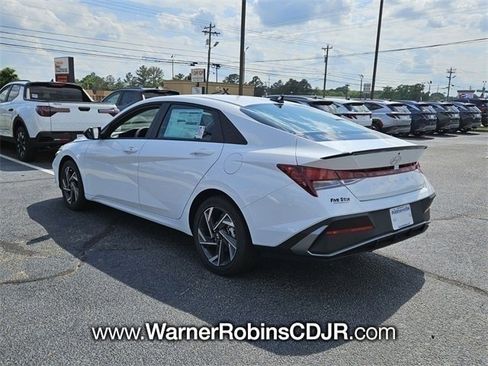 Used 2025 Hyundai Elantra Sport image 9