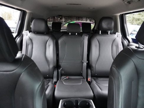 Used 2022 Kia Carnival LX image 40