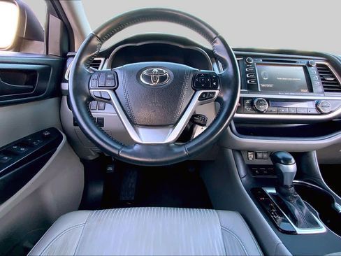 Used 2018 Toyota Highlander Plus FWD image 6