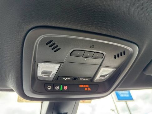 Used 2023 Chevrolet Traverse LT FWD image 30