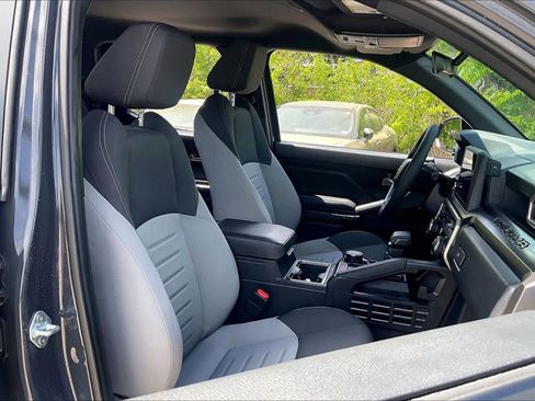 Used 2025 Toyota Tacoma TRD Sport image 9