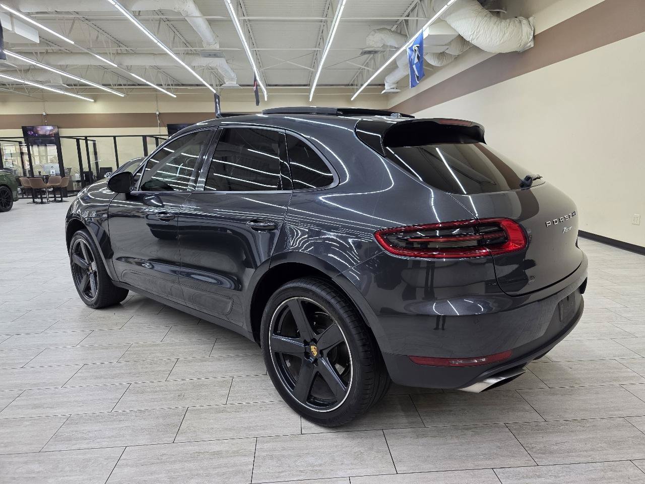 Used 2018 Porsche Macan AWD/4WD image 8