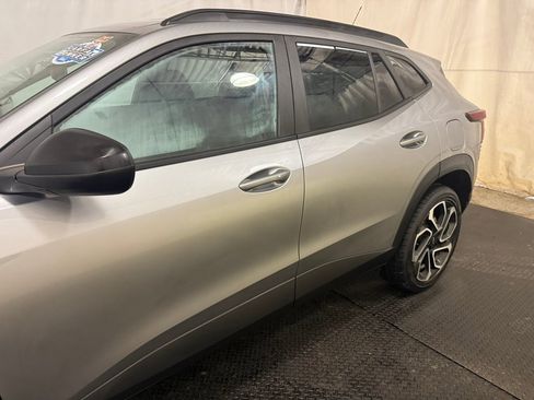 Used 2024 Chevrolet Trax RS w/ Sunroof Package image 7