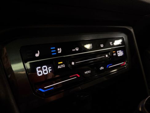 Used 2022 Volkswagen Tiguan SEL R-Line AWD/4WD image 36