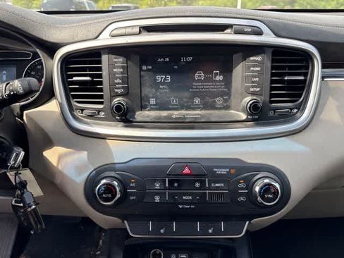 Used 2018 Kia Sorento FWD image 19