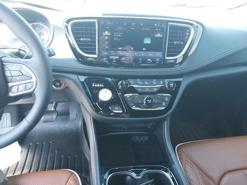 Used 2024 Chrysler Pacifica Pinnacle w/ Trailer Tow Group FWD image 20