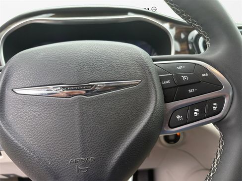 Used 2023 Chrysler Pacifica Limited w/ Trailer Tow Group image 27