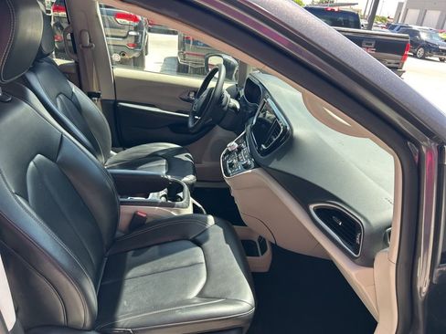 Used 2023 Chrysler Pacifica Touring-L image 16