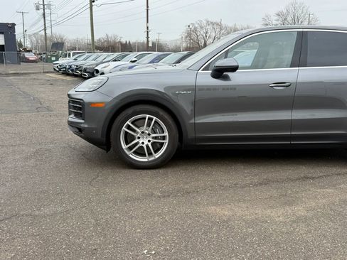 Used 2025 Porsche Cayenne E-Hybrid Sport Utility 4D w/ Premium Package Plus AWD/4WD image 6