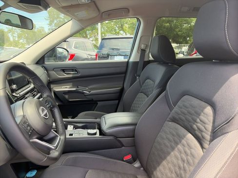 Used 2024 Nissan Pathfinder SV AWD/4WD image 12