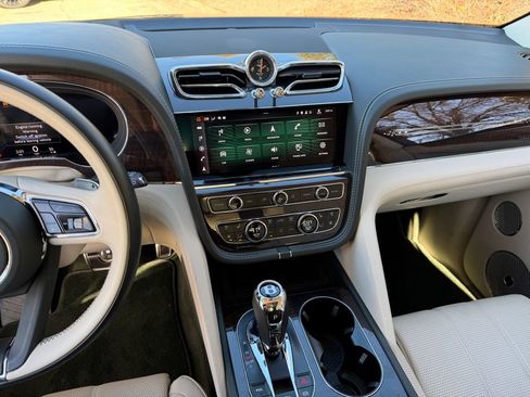Used 2023 Bentley Bentayga Extended Wheelbase image 4