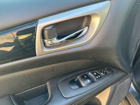 Used 2018 Nissan Pathfinder SV image 19